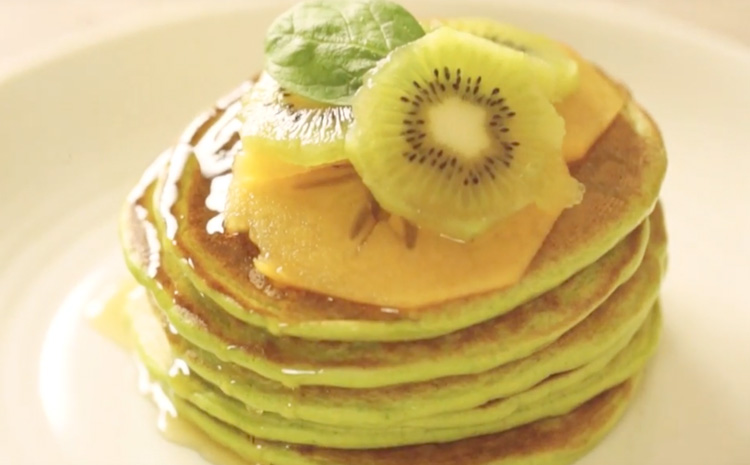 zielone-pancakes-z-owocami
