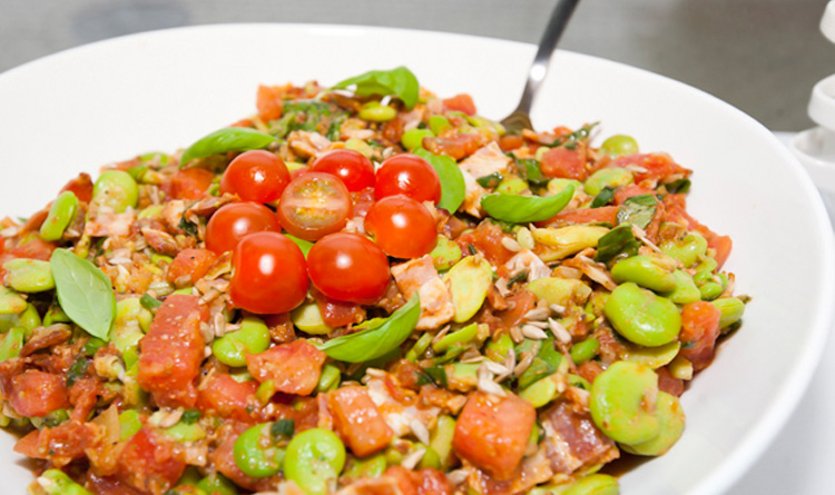 salatka-z-bobem-chrupiacym-bekonem-pomidorami-i-kolorowymi-salatami